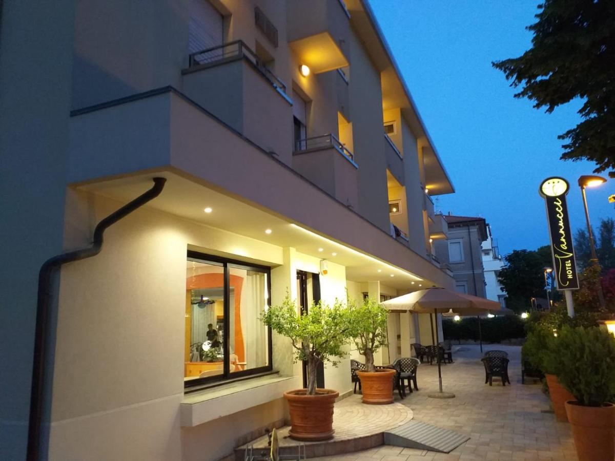 Hotel Vannucci Rímini Exterior foto